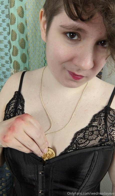 Naakte gelekte OnlyFans-foto van Wednesdayeve
