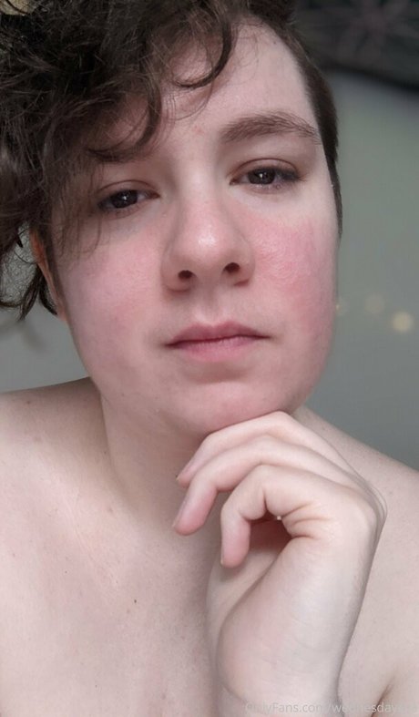 Naakte gelekte OnlyFans-foto van Wednesdayeve