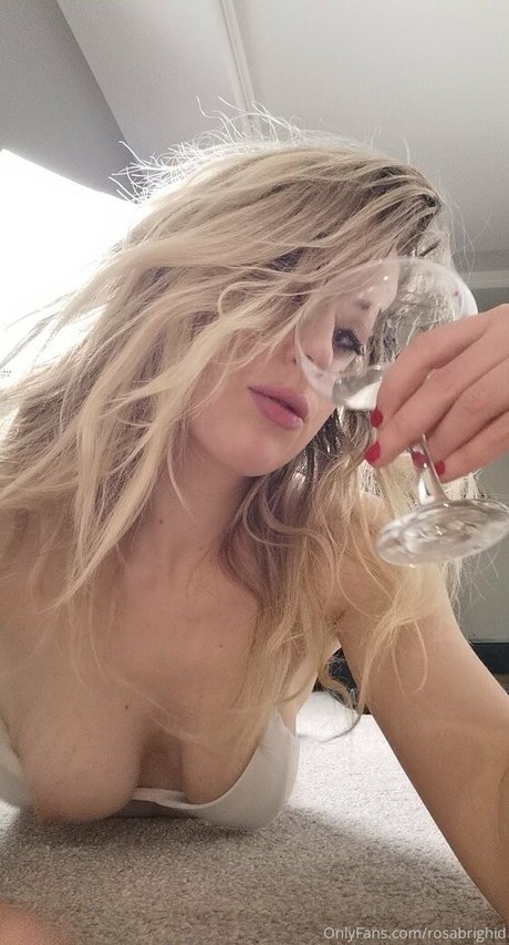 Naakte gelekte OnlyFans-foto van Rosabrighid