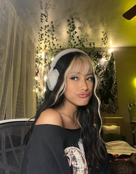 Naakte gelekte OnlyFans-foto van Gabbyhua