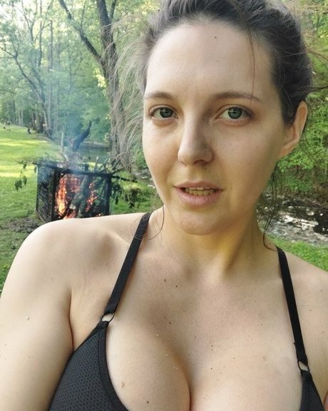 Naakte gelekte OnlyFans-foto van Sadie Holmes