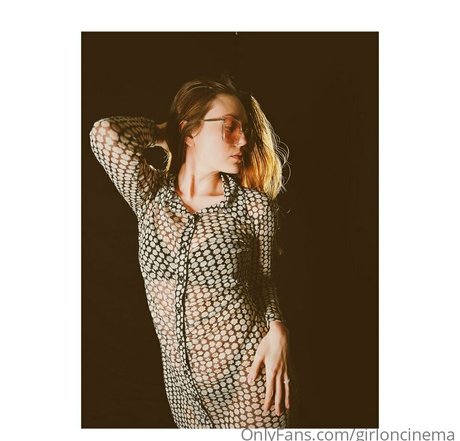 Naakte gelekte OnlyFans-foto van Girl On Cinema