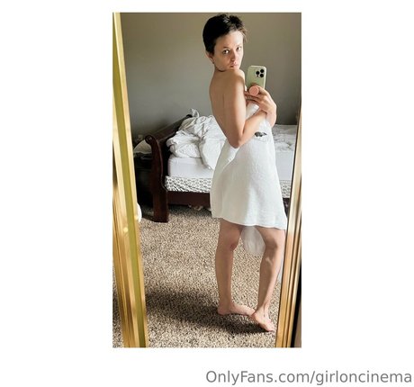 Naakte gelekte OnlyFans-foto van Girl On Cinema