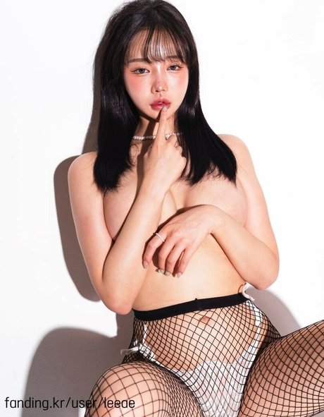 Naakte gelekte OnlyFans-foto van Leeae
