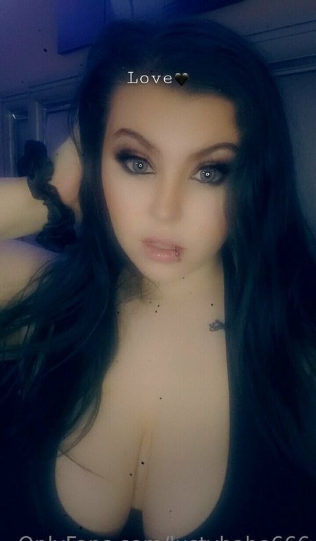 Naakte gelekte OnlyFans-foto van Lustybabe666
