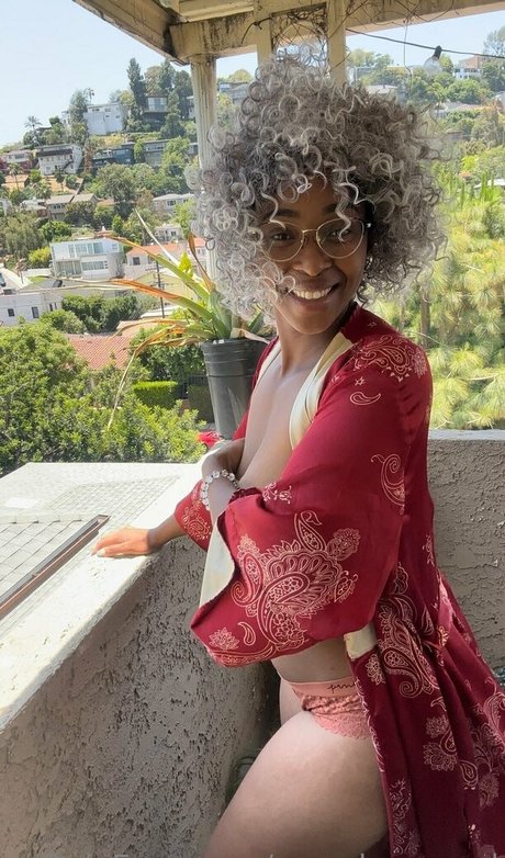 Naakte gelekte OnlyFans-foto van Grandmapearl