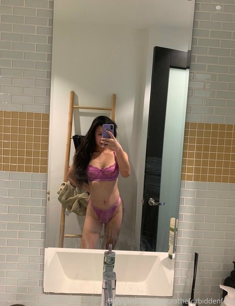 Naakte gelekte OnlyFans-foto van Sakuratheforbiddenfruit