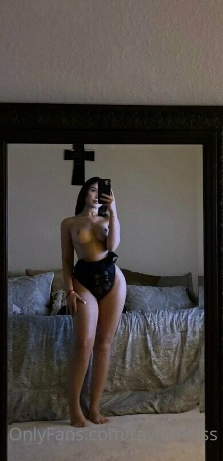 Naakte gelekte OnlyFans-foto van Taylerhillss