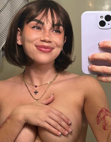 Naakte gelekte OnlyFans-foto van Observinglalaxo