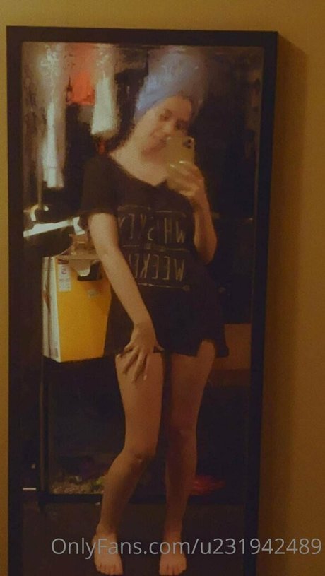 Naakte gelekte OnlyFans-foto van Poisonbathfairy
