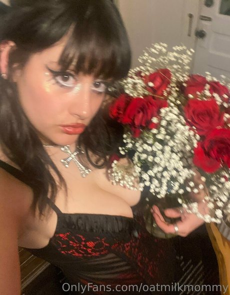 Naakte gelekte OnlyFans-foto van Oatmilkmommy