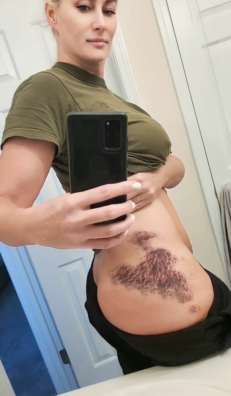 Naakte gelekte OnlyFans-foto van Vanessa Cater