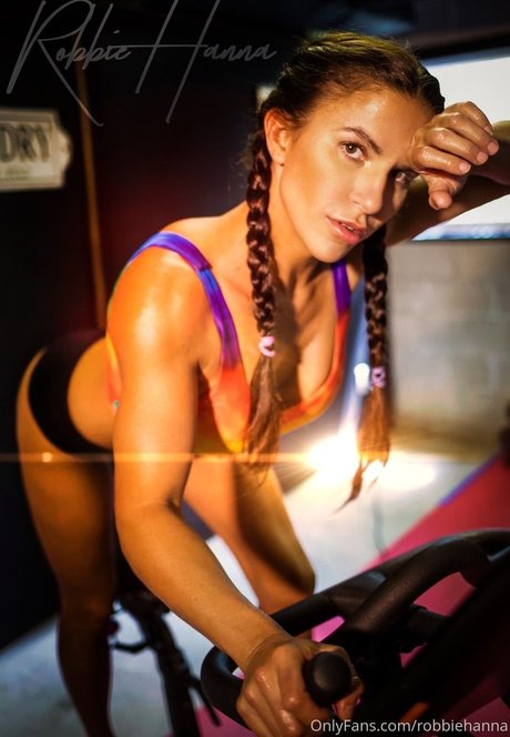 Naakte gelekte OnlyFans-foto van Robbie Hanna