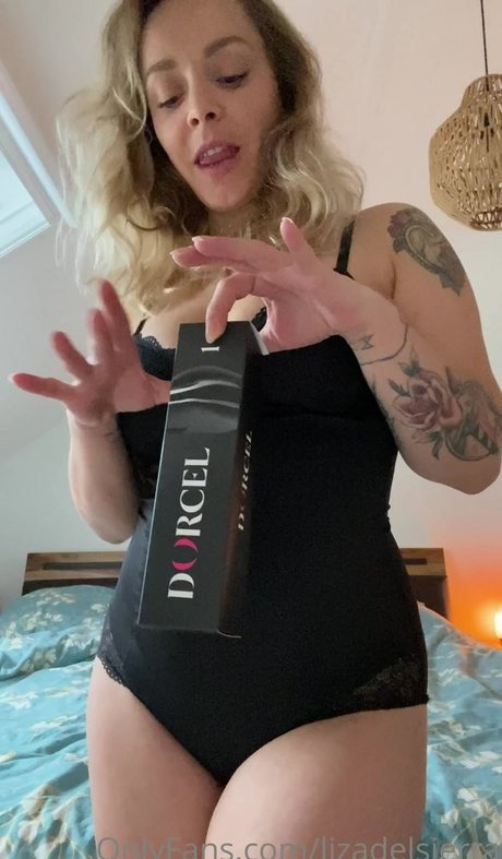 Naakte gelekte OnlyFans-foto van Liza Del Sierra