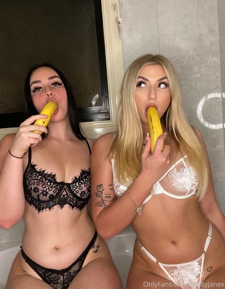 Naakte gelekte OnlyFans-foto van Trinityjanex