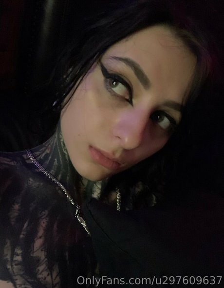 Naakte gelekte OnlyFans-foto van Drakenlady