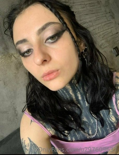 Naakte gelekte OnlyFans-foto van Drakenlady