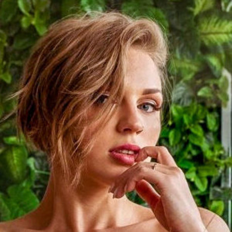 Naakte gelekte OnlyFans-foto van Annanuit