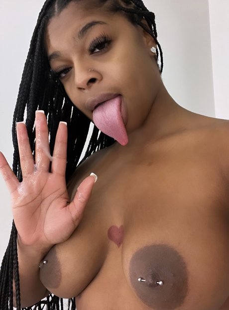 Naakte gelekte OnlyFans-foto van Mia Mercy