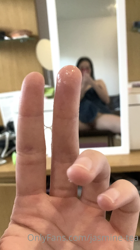 Naakte gelekte OnlyFans-foto van Jasminetea