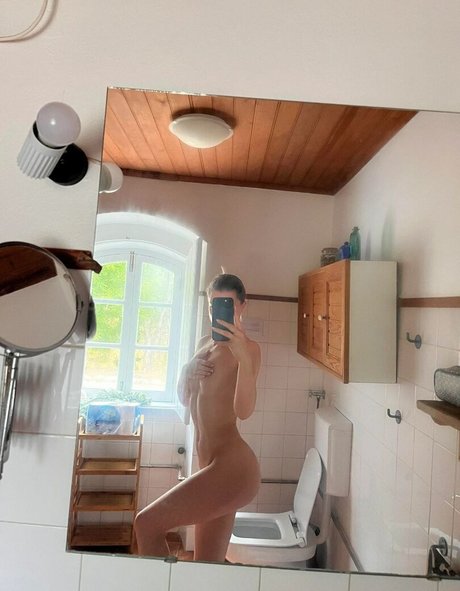 Naakte gelekte OnlyFans-foto van Lovelylaure
