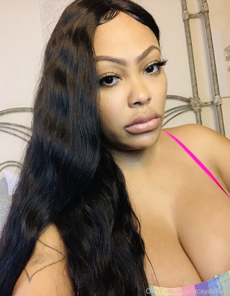 Naakte gelekte OnlyFans-foto van Lacey Duvalle