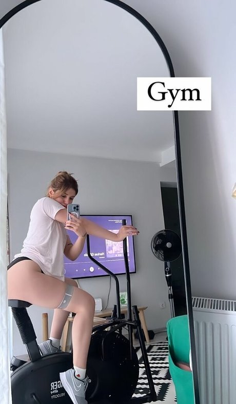 Naakte gelekte OnlyFans-foto van Buse Yilmaz
