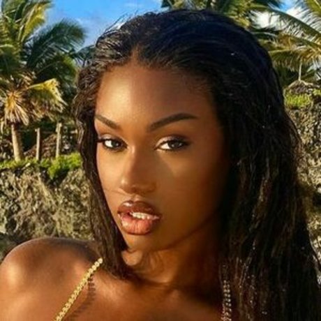 Naakte gelekte OnlyFans-foto van Elinda San