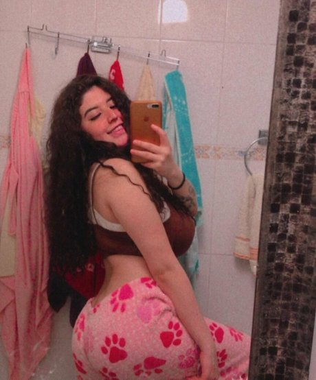 Naakte gelekte OnlyFans-foto van Samantha Fernandez