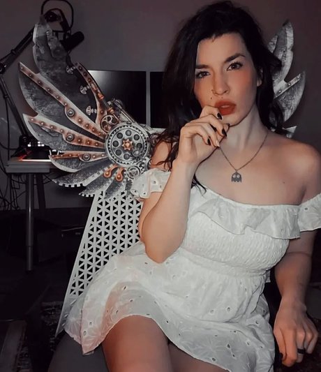 Naakte gelekte OnlyFans-foto van Kat Gunn