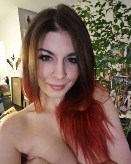 Naakte gelekte OnlyFans-foto van Kat Gunn
