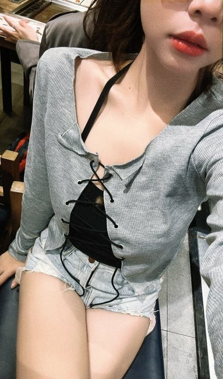 Naakte gelekte OnlyFans-foto van Risanomsyu