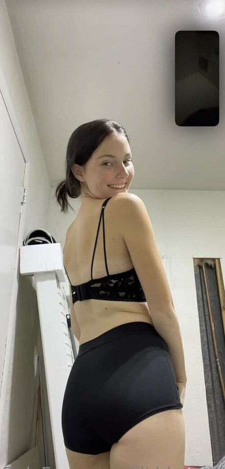 Naakte gelekte OnlyFans-foto van Liliblossom