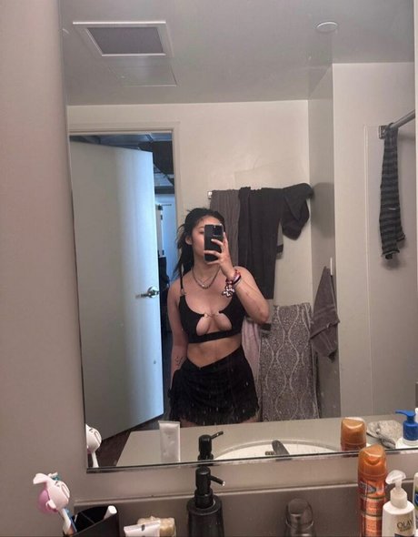 Naakte gelekte OnlyFans-foto van Arine Kim