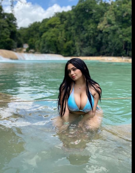 Naakte gelekte OnlyFans-foto van Loveusina