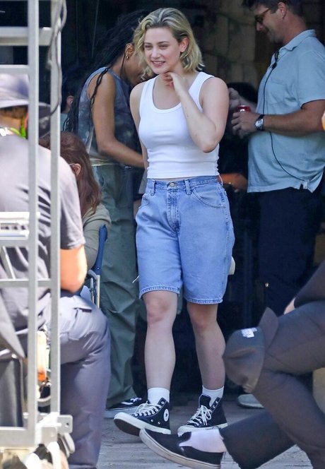Naakte gelekte OnlyFans-foto van Lili Reinhart