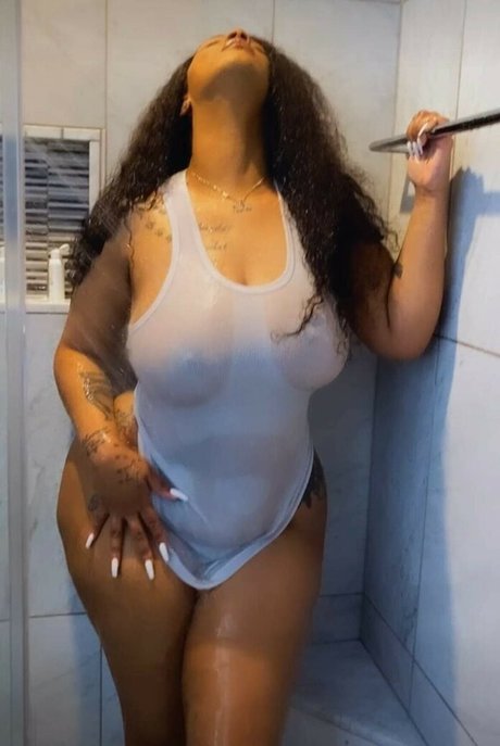 Naakte gelekte OnlyFans-foto van Nunu Nellz