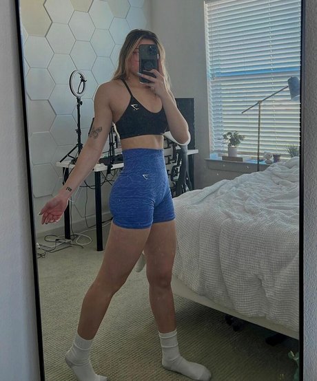 Naakte gelekte OnlyFans-foto van Leoniemontybtw