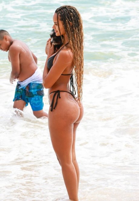 Naakte gelekte OnlyFans-foto van Juliana Nalu