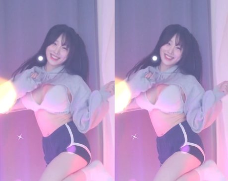 Naakte gelekte OnlyFans-foto van Woohankyung