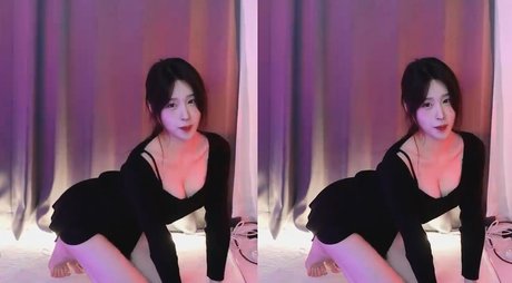 Naakte gelekte OnlyFans-foto van Woohankyung