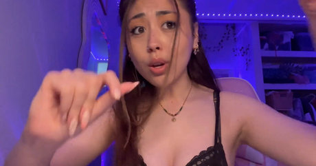 Naakte gelekte OnlyFans-foto van Angelic Lofi Asmr
