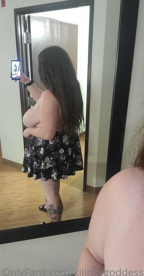Naakte gelekte OnlyFans-foto van Kiiinkygoddess