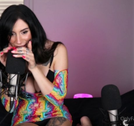 Naakte gelekte OnlyFans-foto van Ellie Alien