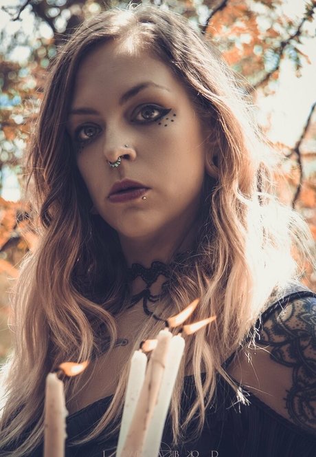 Naakte gelekte OnlyFans-foto van Inkedshyvixen