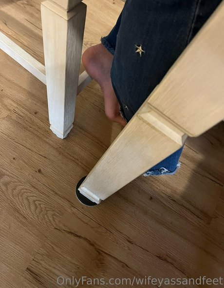 Naakte gelekte OnlyFans-foto van Wifeyassandfeet