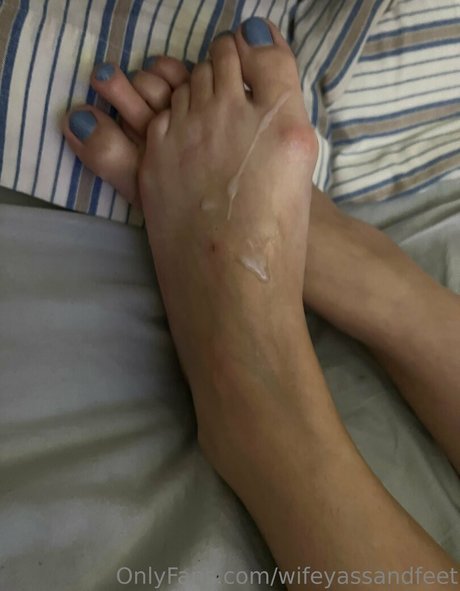 Naakte gelekte OnlyFans-foto van Wifeyassandfeet