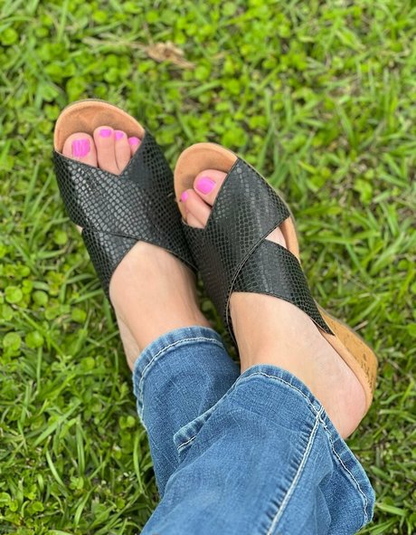 Naakte gelekte OnlyFans-foto van Wifeyassandfeet