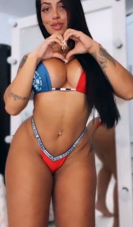 Naakte gelekte OnlyFans-foto van Stephanie Silveira