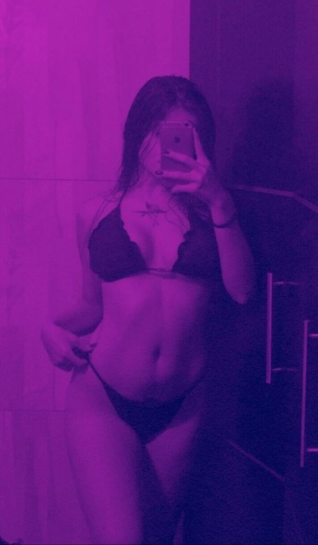 Naakte gelekte OnlyFans-foto van Giovanna Aguiar